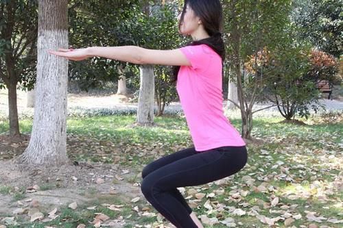  腰窝的人■女人后腰两个凹点是什么？