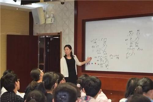  #美女#“美女校长”胡红梅的下台，为这几类教师敲响了警钟，应该反思