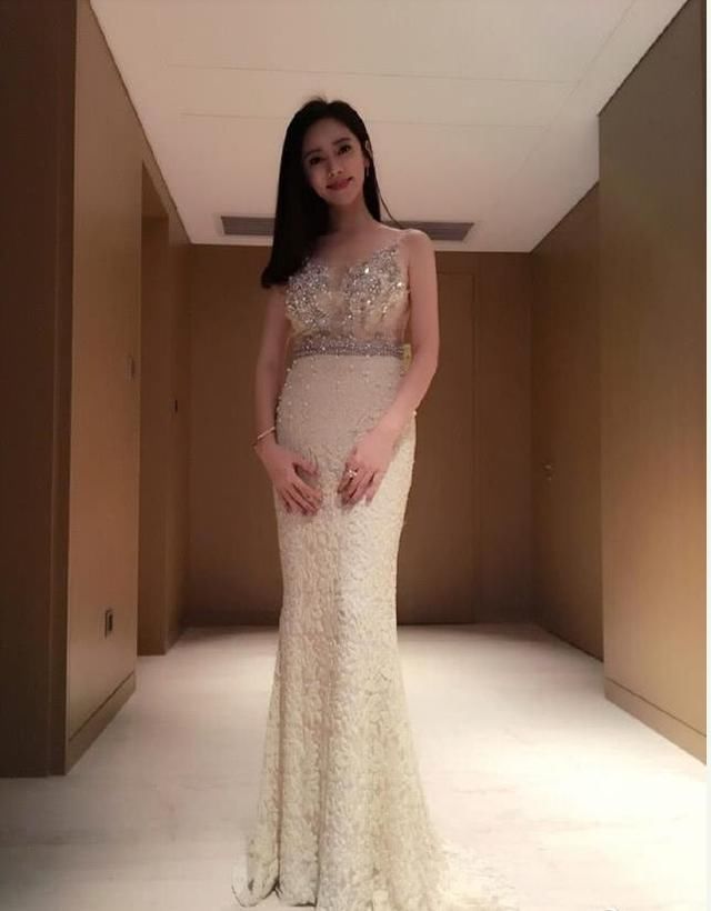 秋瓷炫39岁，裸色吊带裙太敢穿，网友：皮肤嫩的像18岁