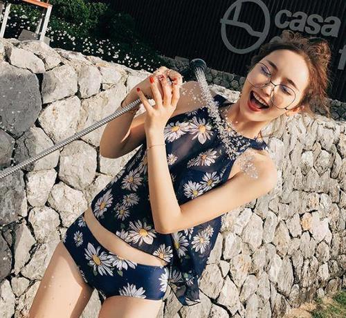 细腰长腿小姐姐,身着时尚的泳衣,好看又性感,身段展现优雅 !