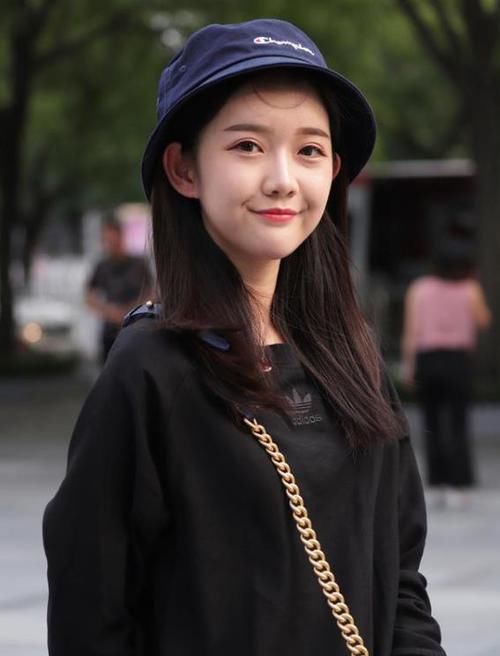 『风采』美女时尚街拍:丰标不凡的小姐姐,一件黑色吊带配黑色短裤,时尚魅力风采