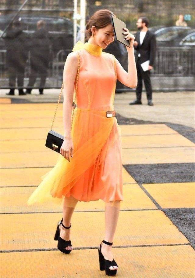 林允儿早年一点不自信，穿短裙不够还要搭超高跟，脚都拱成这样了