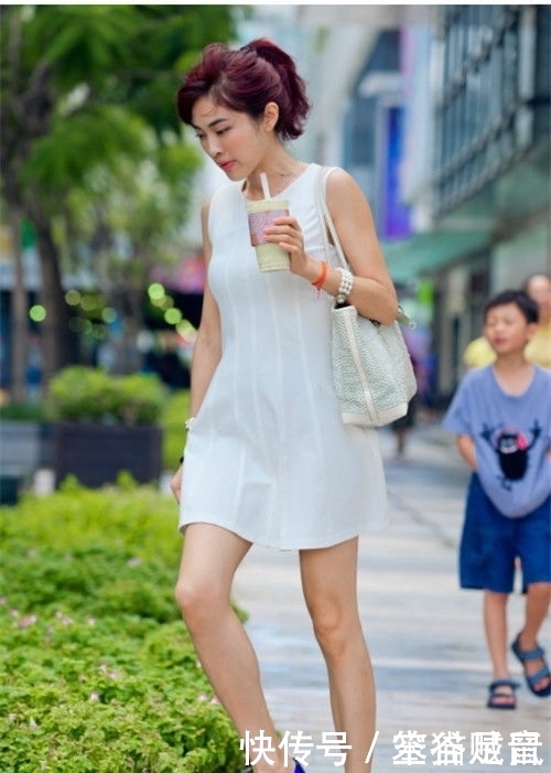  『带笑』街拍：美女白色穿修身短裙，身姿曼妙，眉眼带笑
