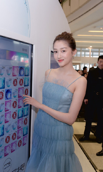 关晓彤美腻了！一袭天蓝色吊带连衣裙仙气十足，网友：终于穿对了