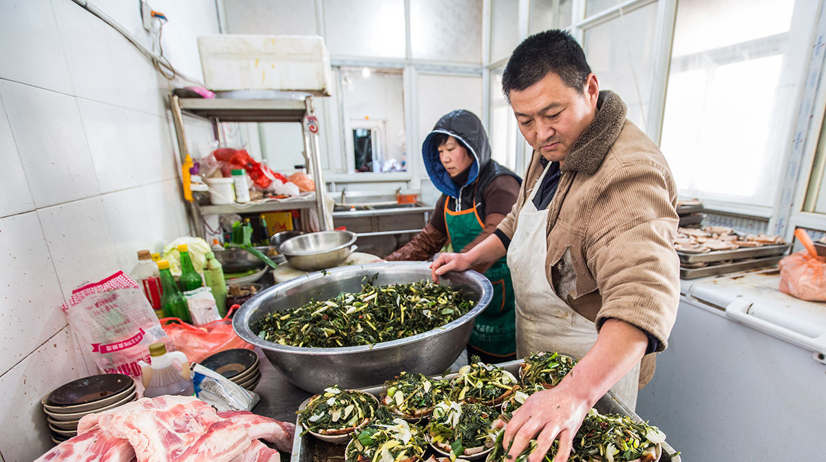  「冬季」农民夹种一种冬季蔬菜，每亩增收2000元：销售不出家门