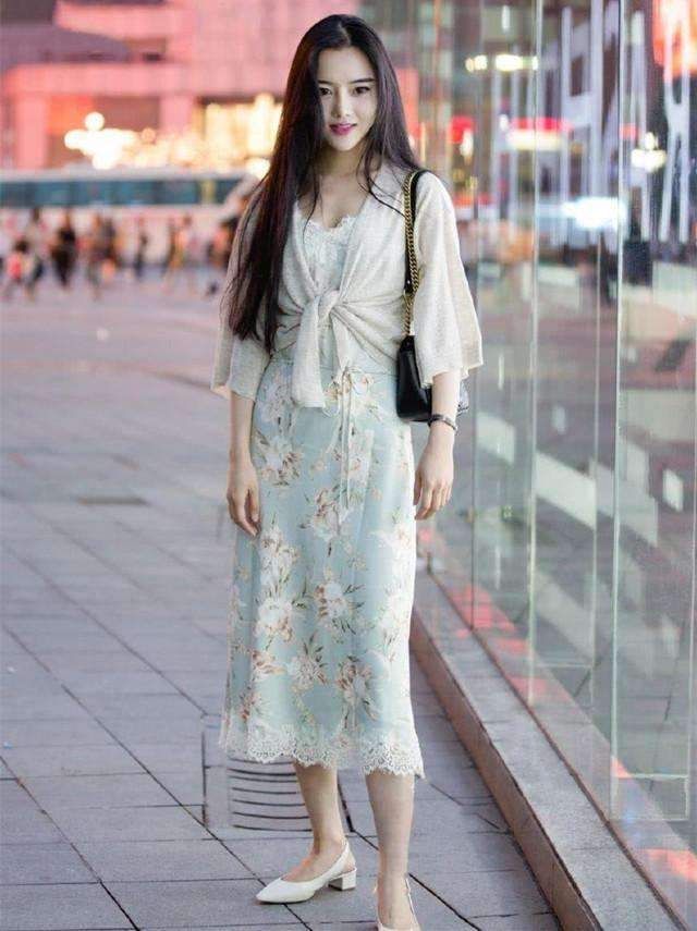 街拍:小姐姐好看显瘦又显高，时髦和前卫真是女人味十足。