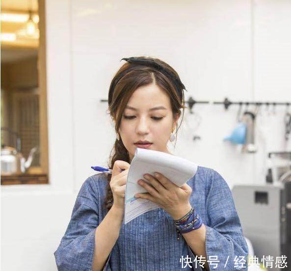 赵薇穿3万块的裙子又胖又丑，网友都说她穿衣美都是钱砸的！