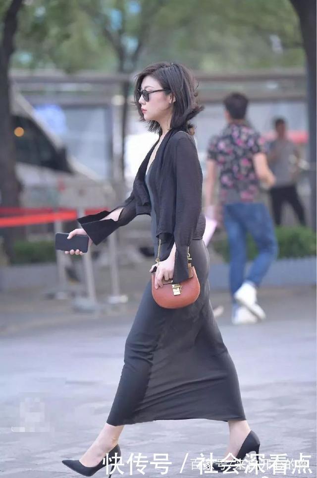 美女|黑色薄纱吊带连衣裙搭配尖头小高跟,微微一笑轻灵之气