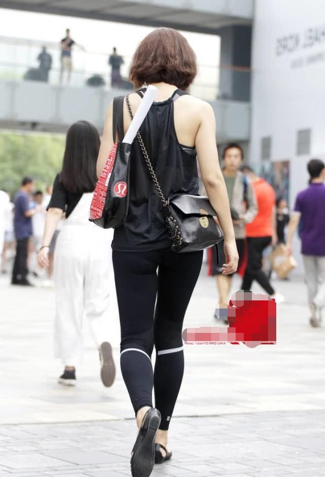 御姐轻薄的背心透出玲珑的身材，紧身裤穿出波涛汹涌的弧线