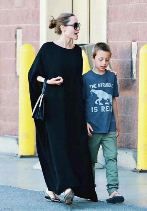 43岁朱莉终于长胖了，颜值回春好气质似30岁，穿瘦腿裤竟也好看了