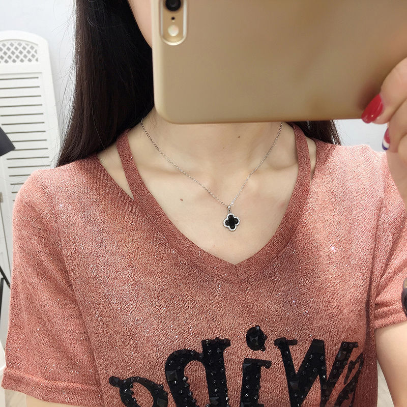 把长裙都比下去的“气质T恤”，搭配短裤+小白鞋，美嫩到不行