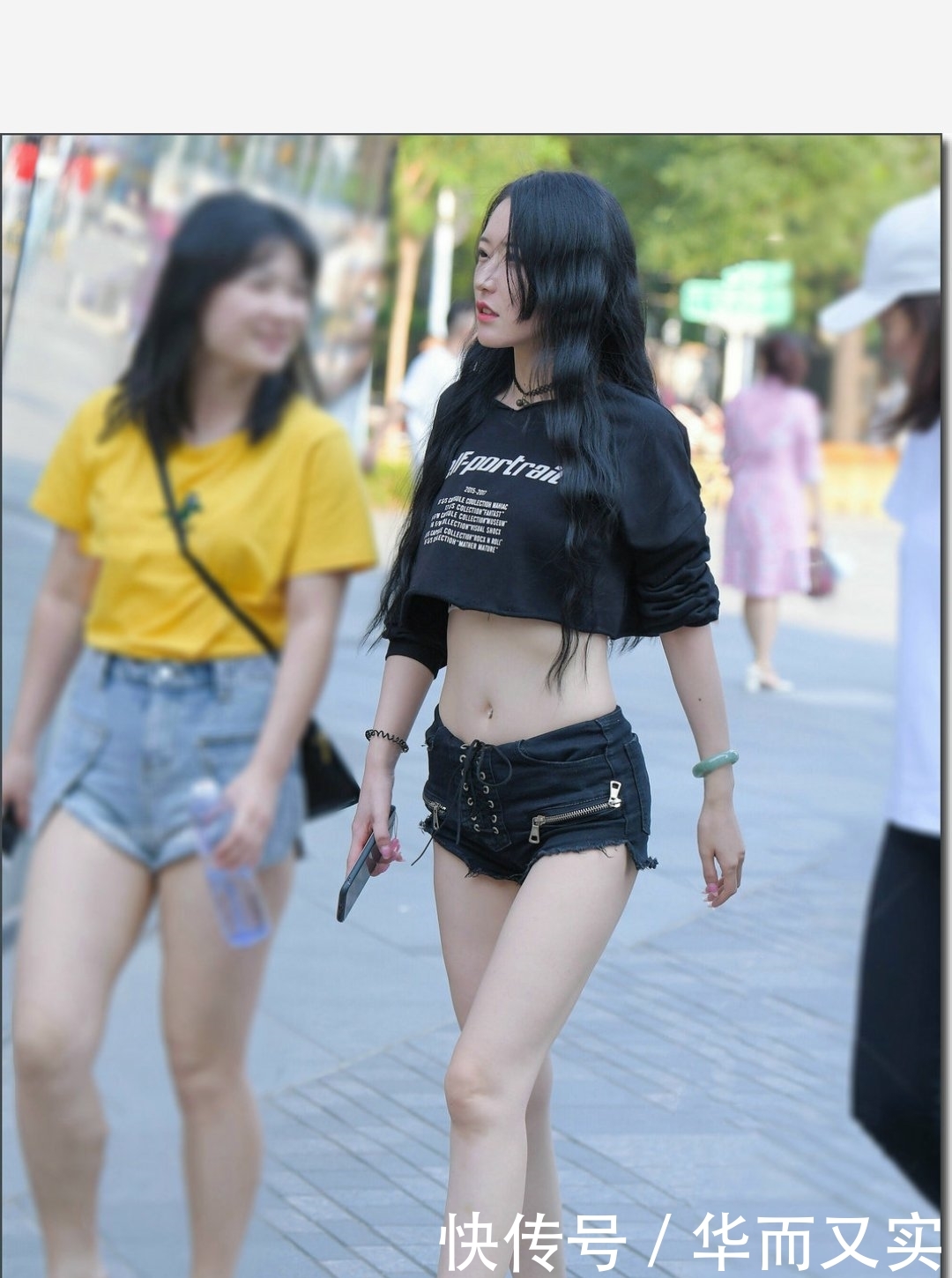  [让自己]美女街拍：高挑靓丽的小姐姐，灰衬衫搭配牛仔短裤，女神范儿十足