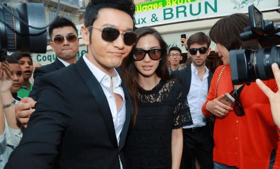 卓伟曝某男星，牵连出老婆与跑男成员的绯闻，“模范夫妻”被打脸