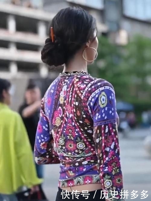  气质：时尚少妇紧身上衣，搭配超薄紧身裤，气质冷艳迷人