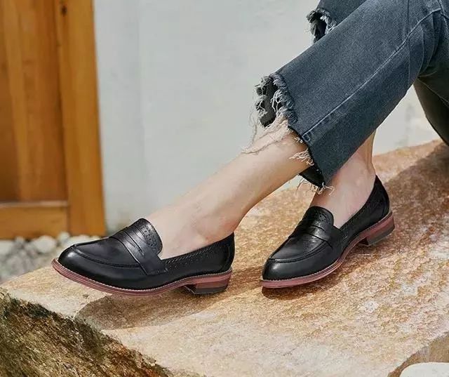 这双鞋流行了近百年，经典就是永不过时