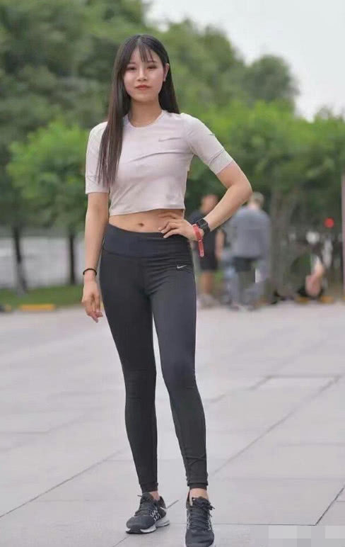 打底裤为女人带来的清凉与时尚，让人难以忘记！