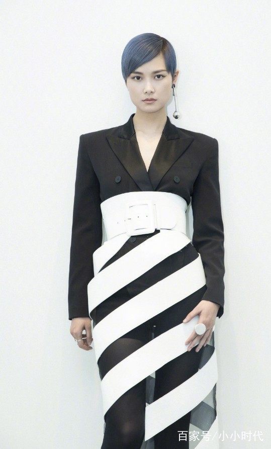 李宇春鱼嘴高跟配黑丝变身村口大妈，螺旋裙摆仿佛谁家卷筒纸掉了