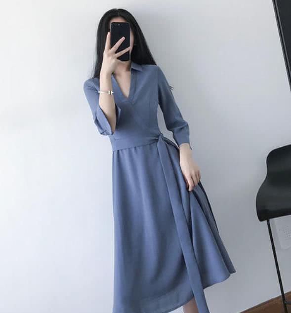  #气质#不想穿得太花哨，又怕黑白灰显老？试试高级的雾霾蓝，特别显气质