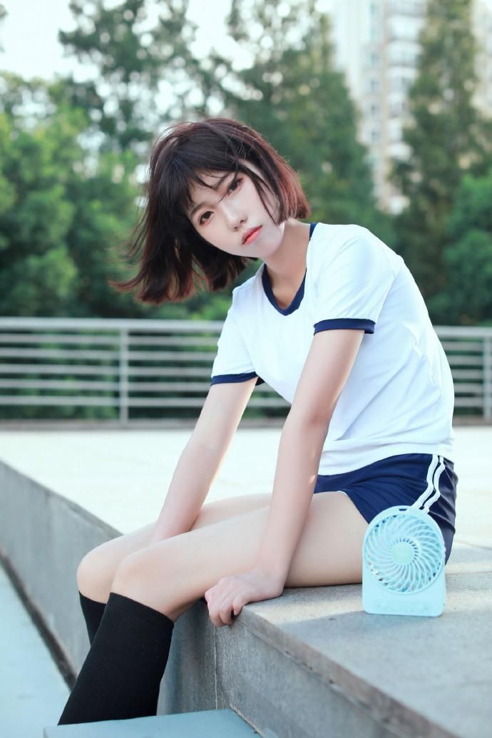 日系运动装美女性感迷人写真图片