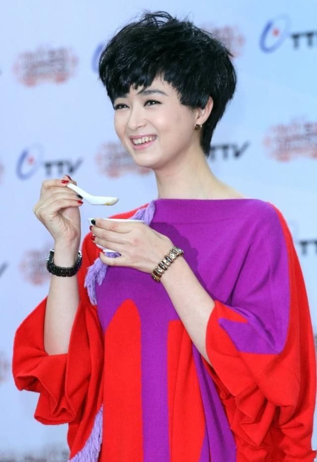 蒋欣太大胆了!剪了个寸短发显老20岁，网友:简直像换个人!