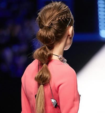 『时髦』马尾辫已经out了,今年最火的是“猕猴头”扎发,减龄又时髦!