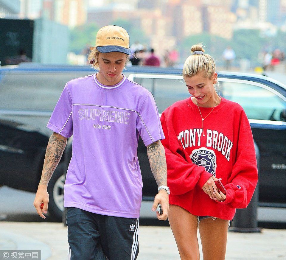 海莉带比伯回家见家长路上边走边玩 两人街头腻歪秀甜蜜躲角落激