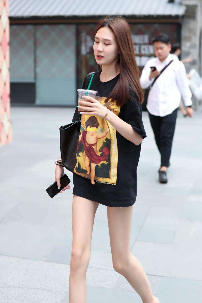 武汉街拍时尚美女, 身材凹凸有致让路人看呆