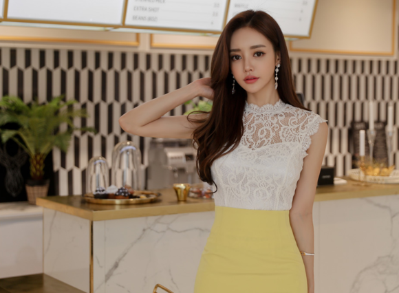 女神孙允珠，蛋黄奶昔白色梦幻刺花波浪裙