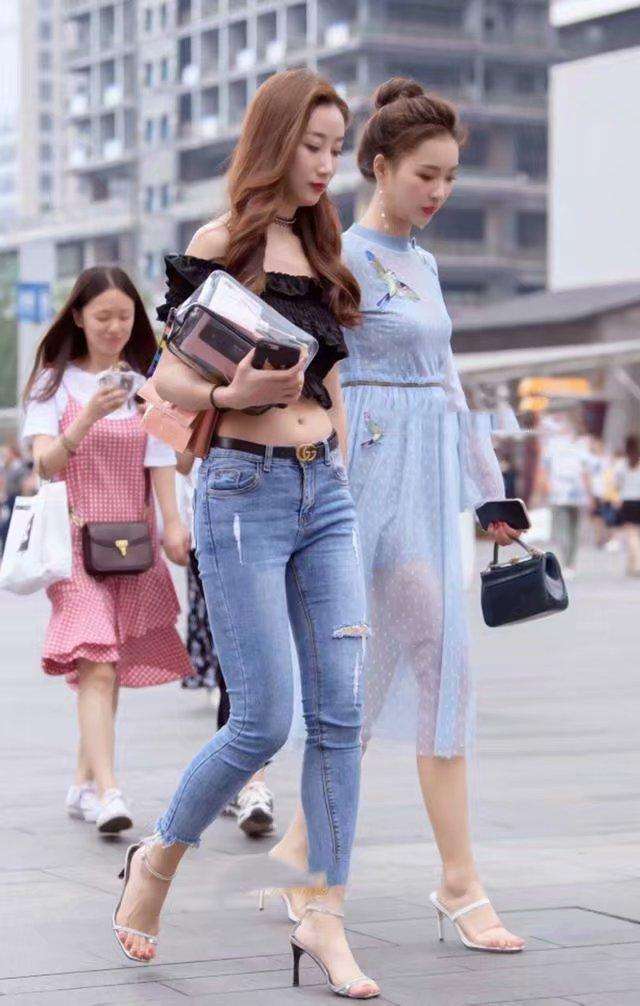 甜美姐妹花淑女裙PK紧身牛仔裤，时尚潮流的穿搭秀出青春时尚美