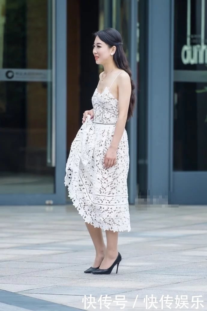 性感小姐姐，白色连衣裙显得格外年轻，有着动人的身材像魔鬼一样