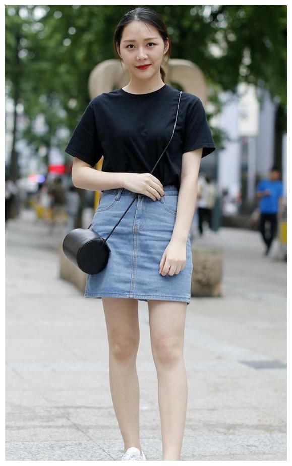 街拍：图1飘逸长裙，图2格子背带裤，图3胸部纹身撩人！