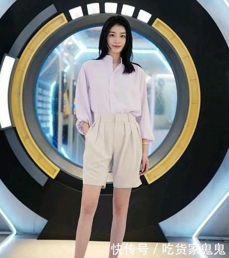 搭配:街拍腰若约素的小姐姐,一件蕾丝上衣配黑色短裙,时尚女神气质