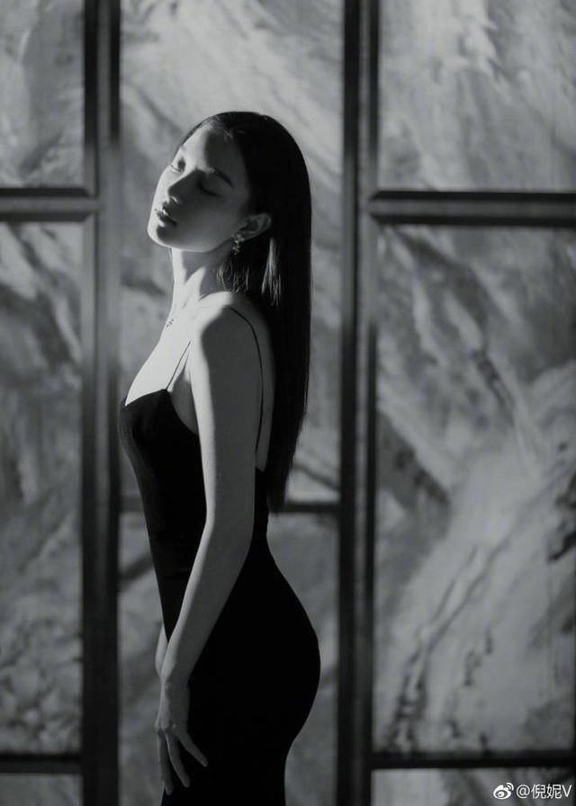 倪妮穿吊带黑礼服气质优雅，和杨幂Baby玩自拍尽显高级脸