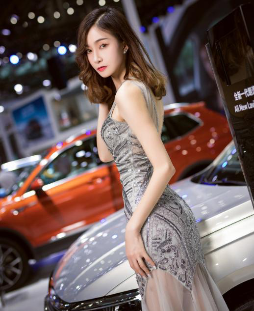 聚光灯下：性感包臀裙车模小姐姐，有气场又显身材，凸显气质美！