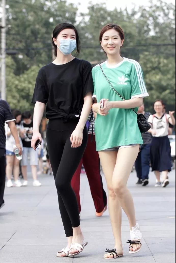 街拍：姿态优美身材姣好戴口罩的性感美臀美女