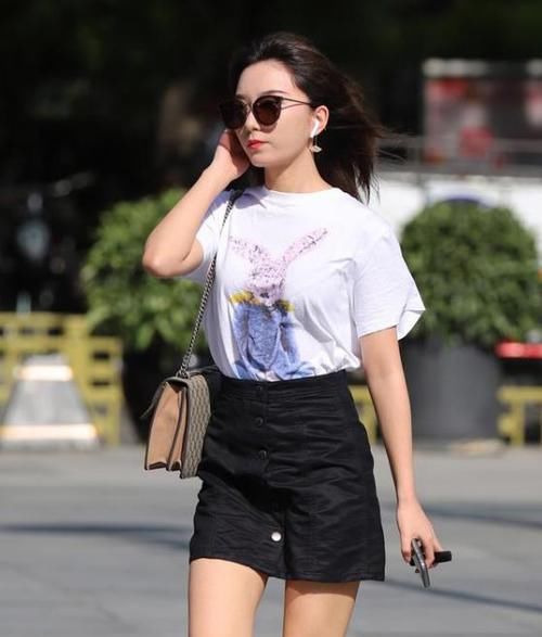  「秋月」街拍：皎若秋月的美女，一件白色短袖配黑色短裙，时尚女性气质范