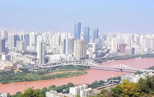 最穷二线城市：投资200亿挖穿黄河也要建地铁，如今建成创造奇迹