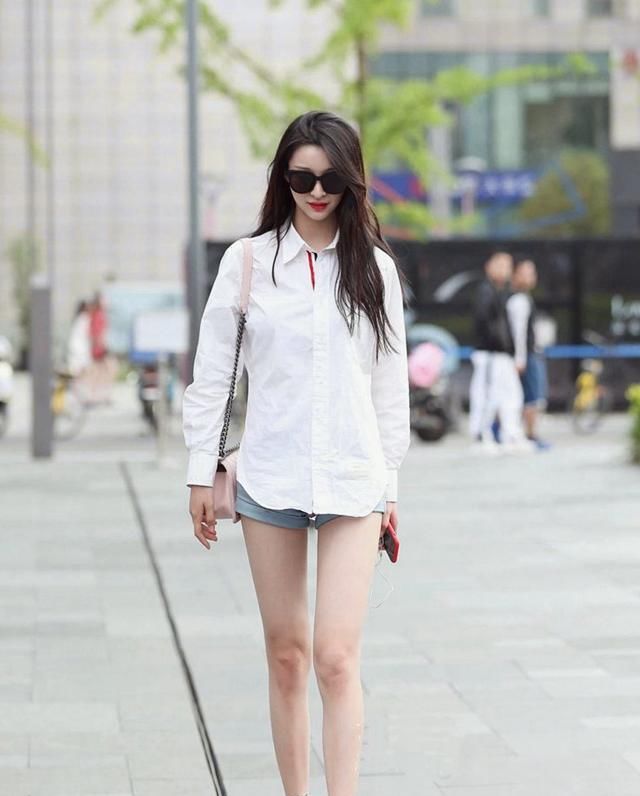 靓丽■街拍美女:妹子真会穿,短身裙大长腿青春靓丽