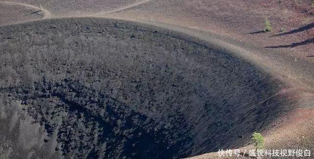 精选一组奇趣图片；北京西山上空出现圆形“航迹云”