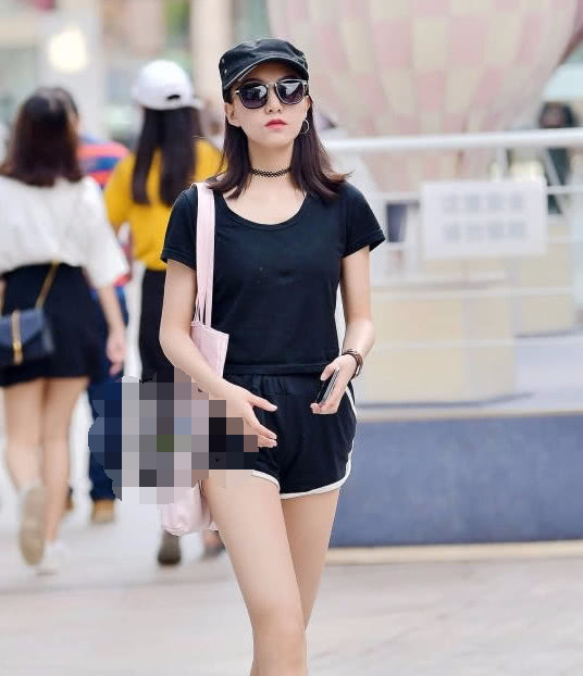 墨镜小姐姐黑色运动短裤穿出修长大美腿,走在街上吸睛无数