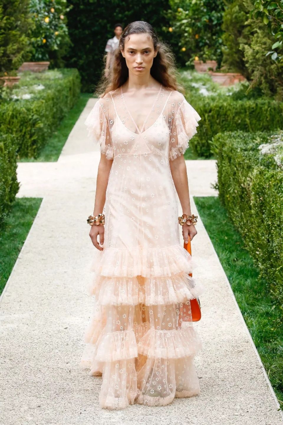 娜扎预测黄铜包边帆布鞋将成爆款,Tory Burch把浪漫融入运动风!