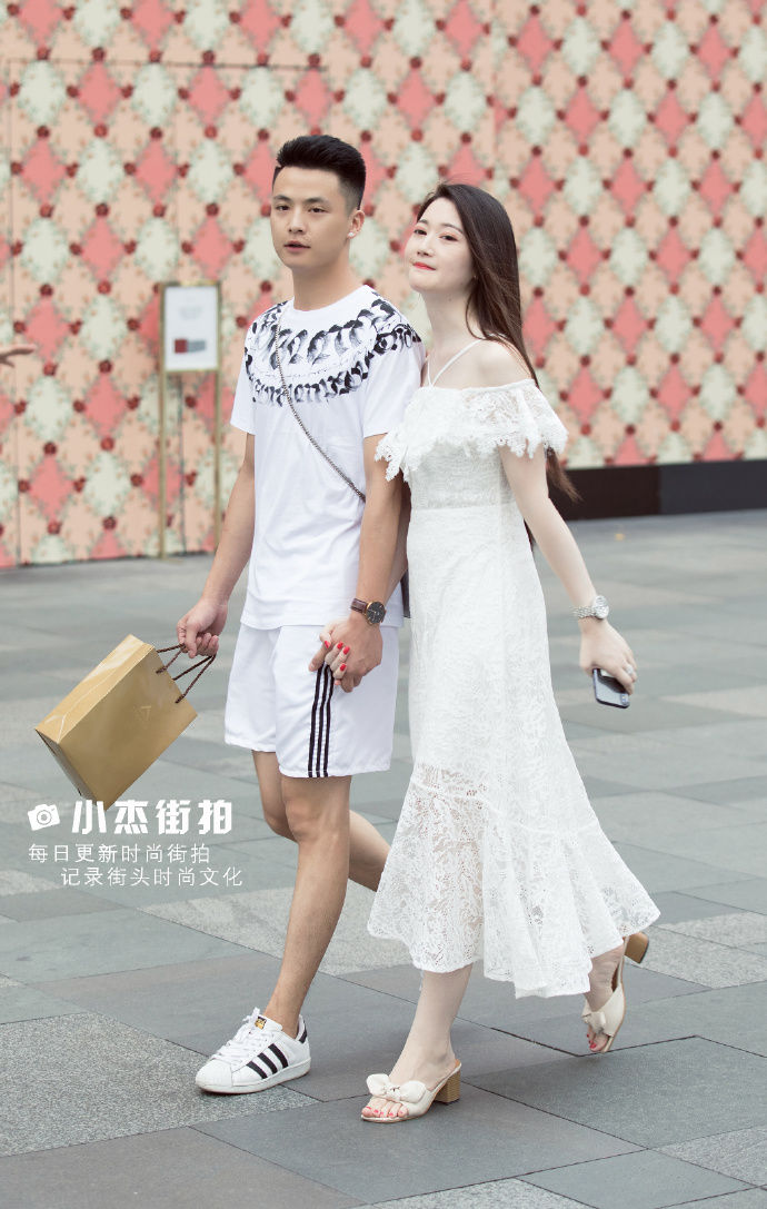 街拍北京女孩:夏天来了，个个都是大长腿，穿衣时尚，让人羡慕!