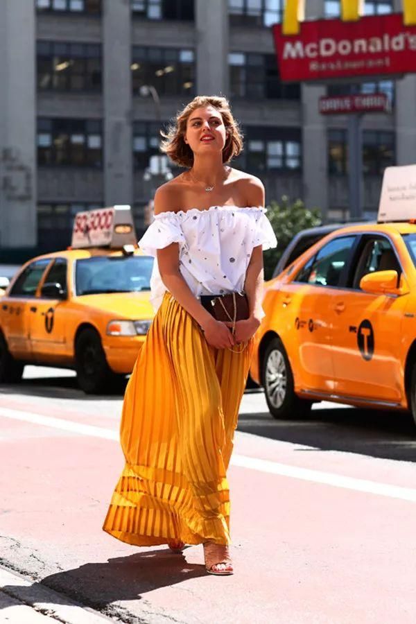 白色上装+亮色下装的三种穿搭方式，减龄显瘦正流行，贝嫂肯豆都