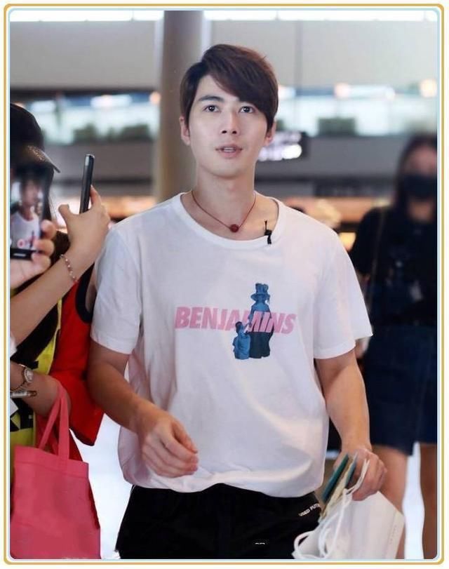 陈学冬张翰同穿运动裤走机场,网友:终于知道邋遢与精致的差距了