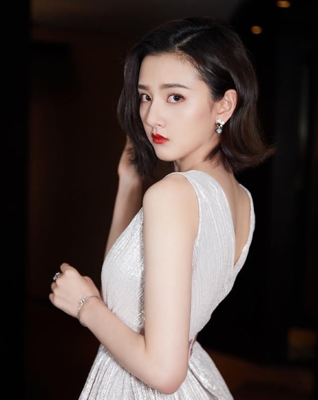  『黑长直』放弃大波浪吧,今年流行回头率超高的“渣女头”,洋气还显脸小