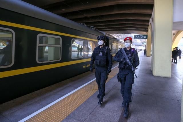  「鲜花」反差萌！当北京站持枪女特警遇上鲜花，竟这么可爱