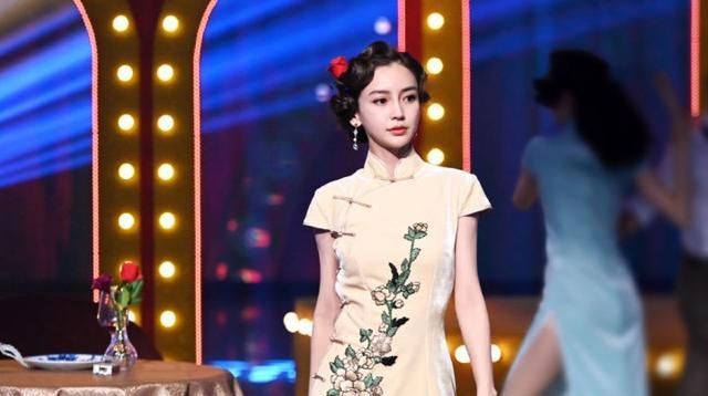  #性感#现在的女人真会穿,这样性感的旗袍直接穿上了,不过真好看