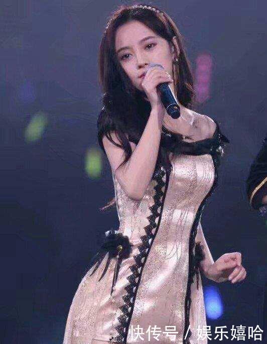 鞠婧祎舞台大秀热辣与性感，网友：打底裤露出来都不知道！