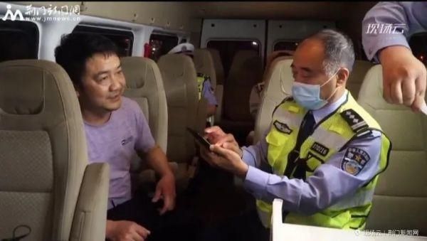 「交警」近20万网友围观荆门交警查酒驾