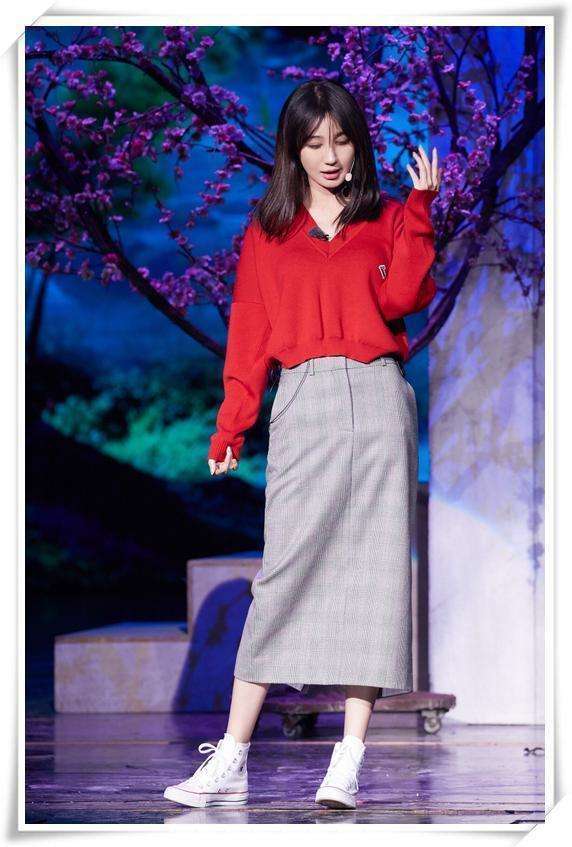 李菲儿的超短裙已经够短了, 还在前面开个叉, 网友: 显腿长呗!